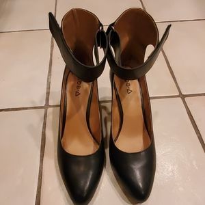 Black Kelsi Dagger heels